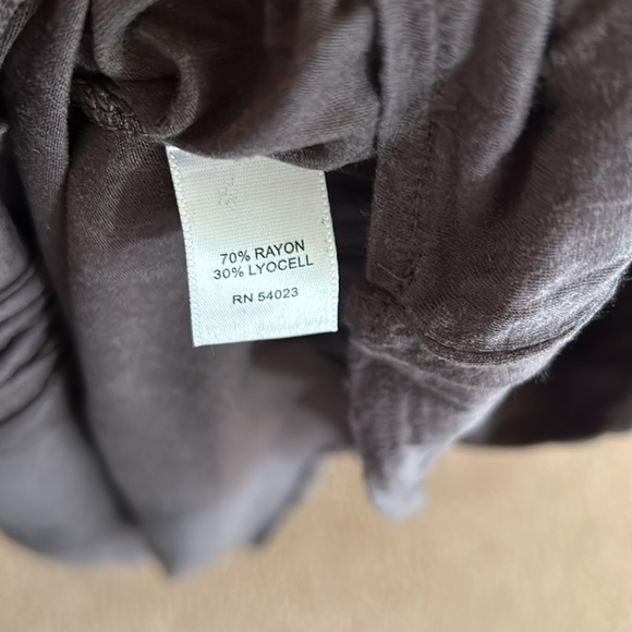 Banana Republic women’s feminine, lightweight, summer top with cap sleeves. - Picture 7 of 8